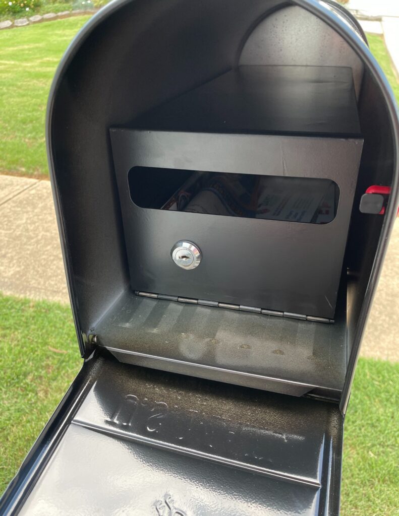 Mailbox insert with lock